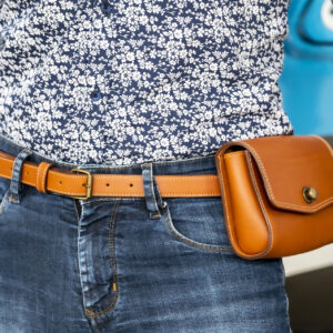 sac banane pochette de ceinture en cuir camel porté sur les hanches