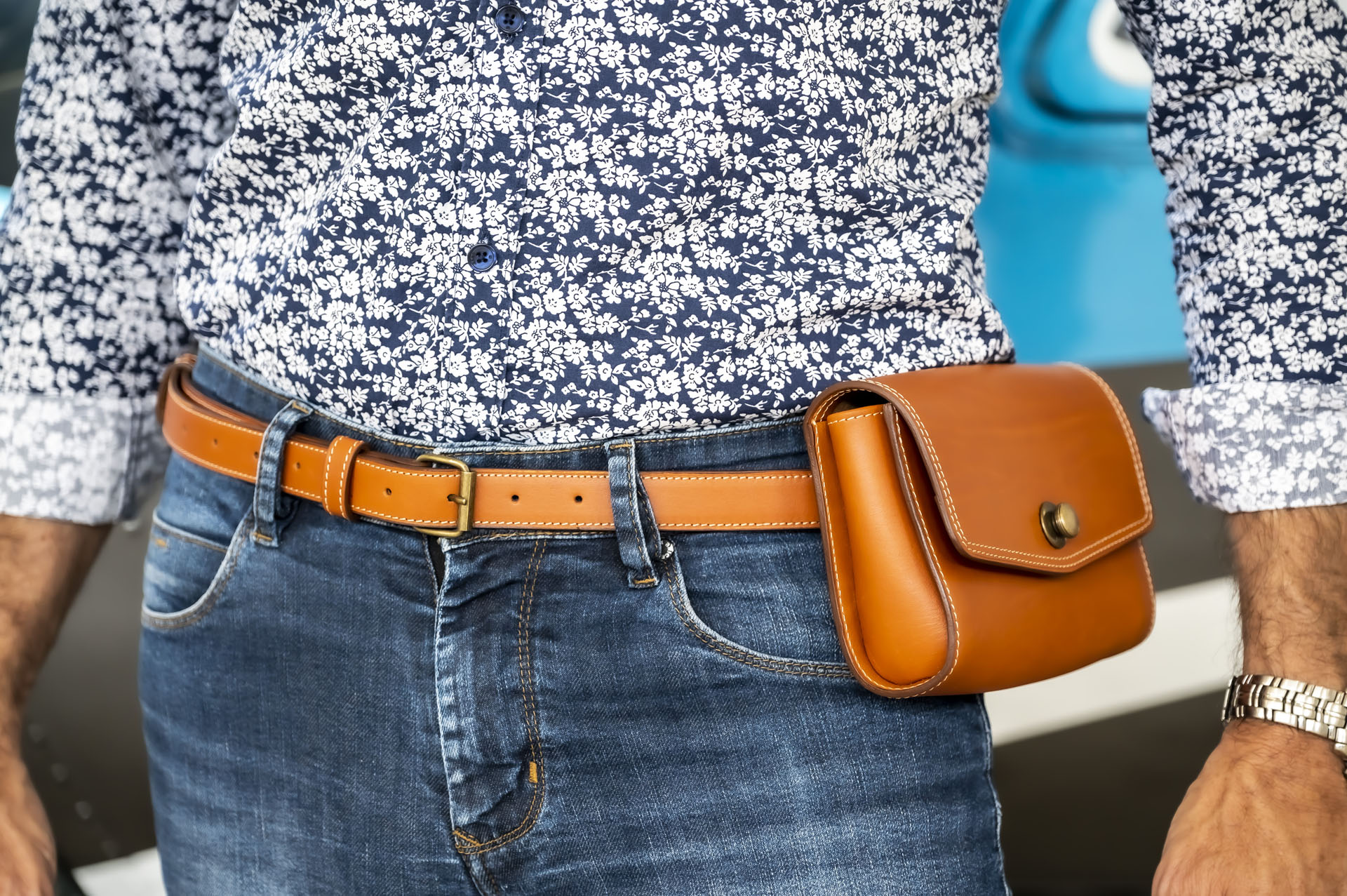 sac banane pochette de ceinture en cuir camel porté sur les hanches