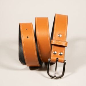 Ceinture ICONIK en cuir camel doublé avec surpiqures beiges et boucle en laiton massif