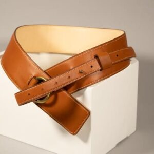 ceinture large en cuir camel collection iconik qui se porte croisée sur les hanches
