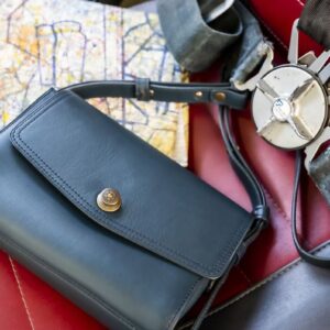 Sac à main en cuir ICONIK taille S présenté sur siège d'hélicoptère