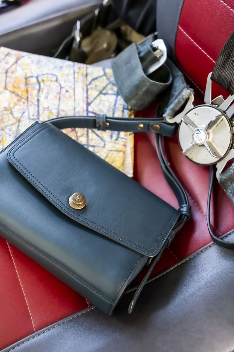 Sac à main en cuir ICONIK taille S présenté sur siège d'hélicoptère