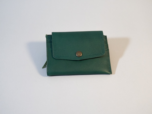 portefeuille ICONIK en cuir vert sapin fermé par pression