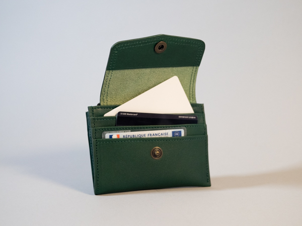 Portefeuille Iconik en cuir vert sapin ouvert avec compartiments cb et carte d'identité à l'avant
