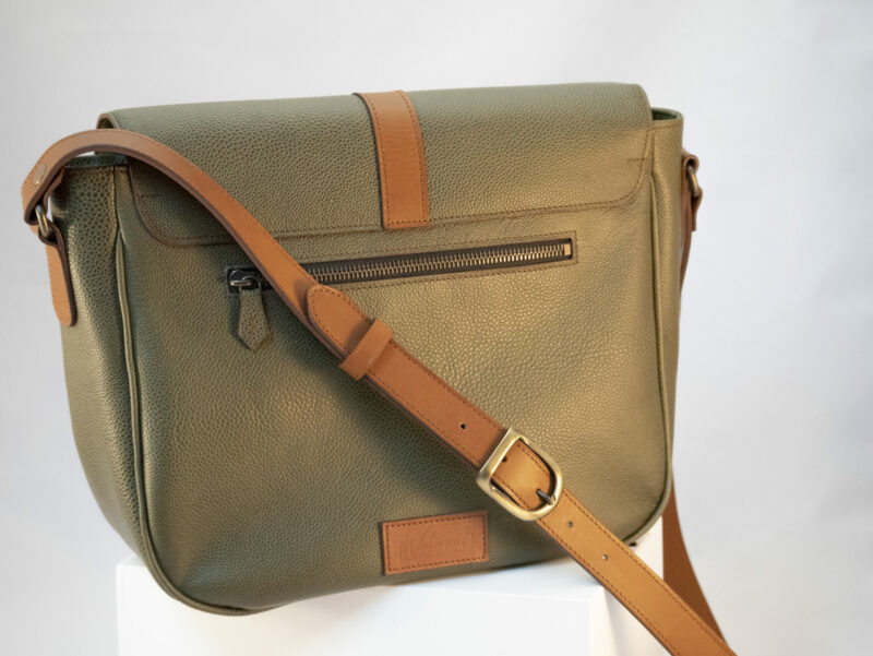 détails du dos de la besace avec poche zippée, cuir bronze et camel
