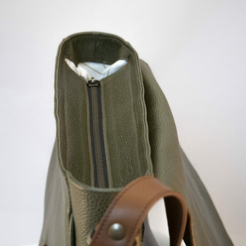 détails du sac besace fermeture par zip sous rabat