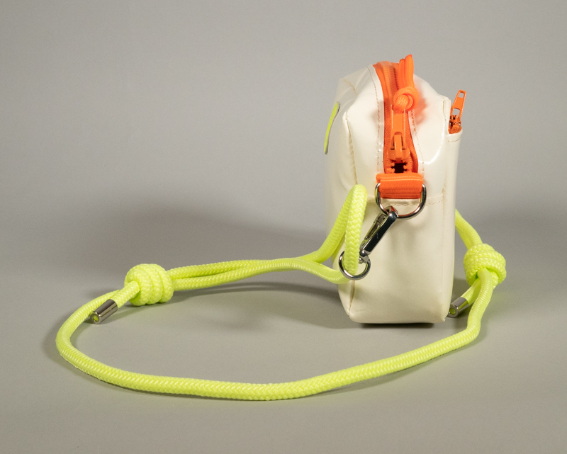 Sac zippé en bâche blanche upcyclée, compartiment principal zippé et poche avant zippée, zip orange fluo, sangle détachable en Paracord jaune fluo avec mousquetons métalliques nickel
