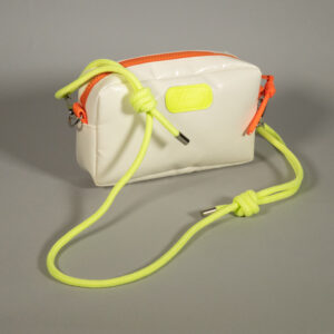 sac zippé en bâche blanche upcyclée, fermée par zip plastique contrasté orange fluo et sangle en Paracord jaune fluo