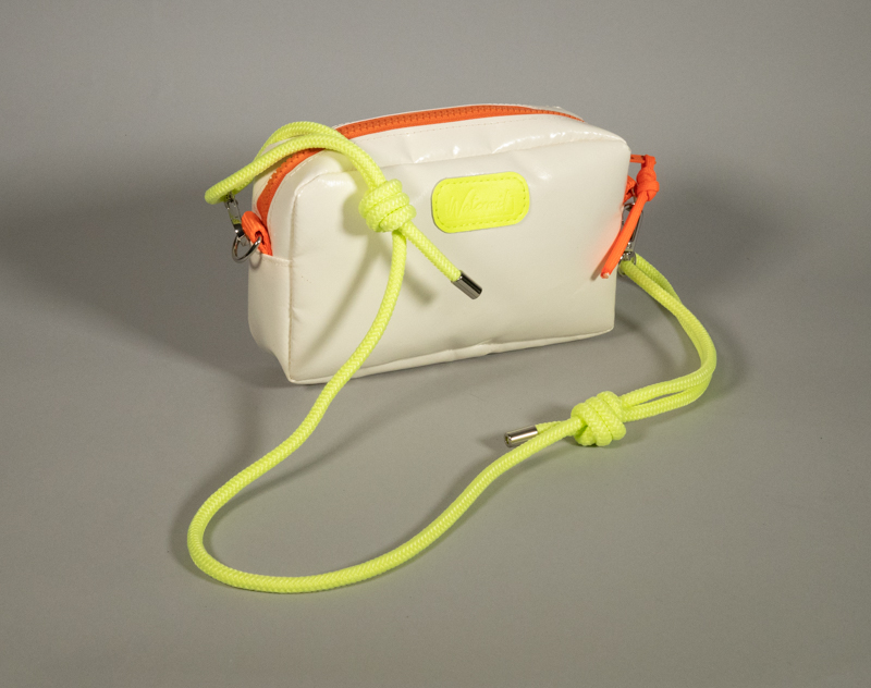 sac zippé en bâche blanche upcyclée, fermée par zip plastique contrasté orange fluo et sangle en Paracord jaune fluo