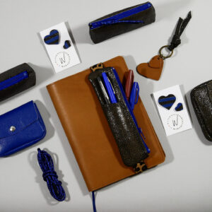 accessoires en cuir collection capsule: trousse élastique, couverture agenda, clutch, porte-clés, pin's