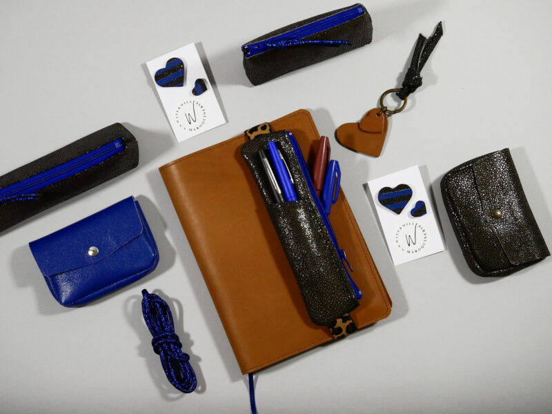 accessoires en cuir collection capsule: trousse élastique, couverture agenda, clutch, porte-clés, pin's