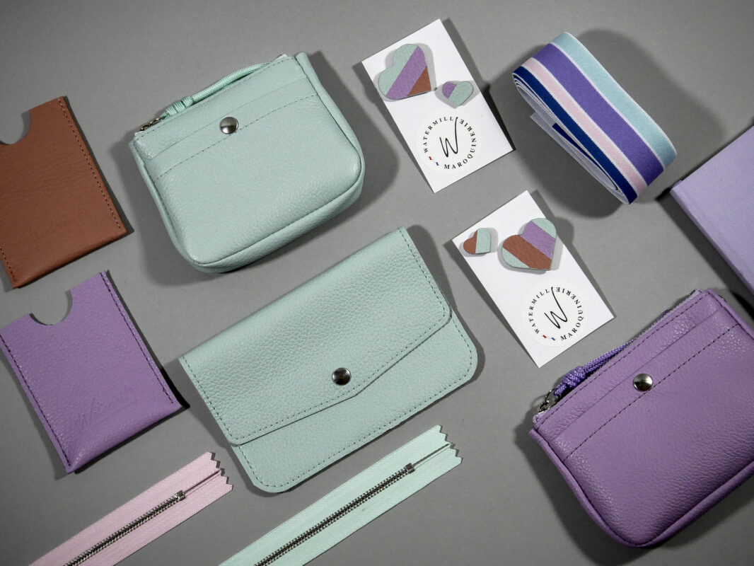 porte carte en cuir parme et accessoires coordonnés cyan, parme : porte monnaie zip, pochette pression, pins en cuir