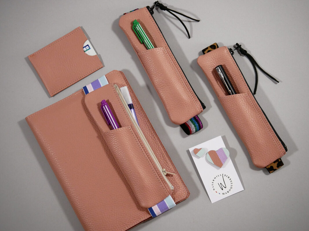 porte carte en cuir rose poudré et accessoires coordonnés : protège agenda en cuir, trousse d'agenda élastique et pins