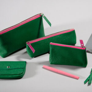 collection capsule accessoires maroquinerie en cuir de couleur vert émeraude avec zip contrasté rose fuchsia: berlingots xs, s et m et clutch coordonnés