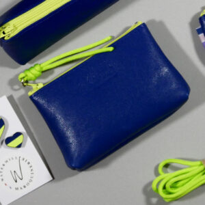 porte-monnaie berlingot taille xs, cuir bleu roi zip contrasté fluo jaune présenté avec accessoires coordonnés