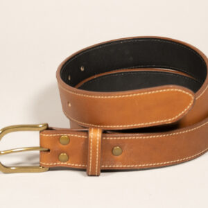 ceinture en cuir havane, doublée en cuir noir, boucle laiton vieilli