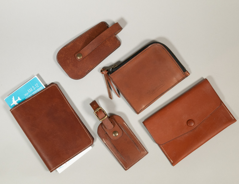 ensemble d'accessoires en cuir de la collection James: portefeuille, étiquette bagage, porte clefs, étui passeport