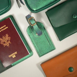 Accessoires de voyage en cuir collection Iconik : étiquette bagage, protège passeport, porte-monnaie et pochette pour papiers.