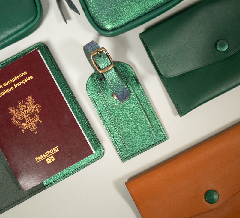 Accessoires de voyage en cuir collection Iconik : étiquette bagage, protège passeport, porte-monnaie et pochette pour papiers.