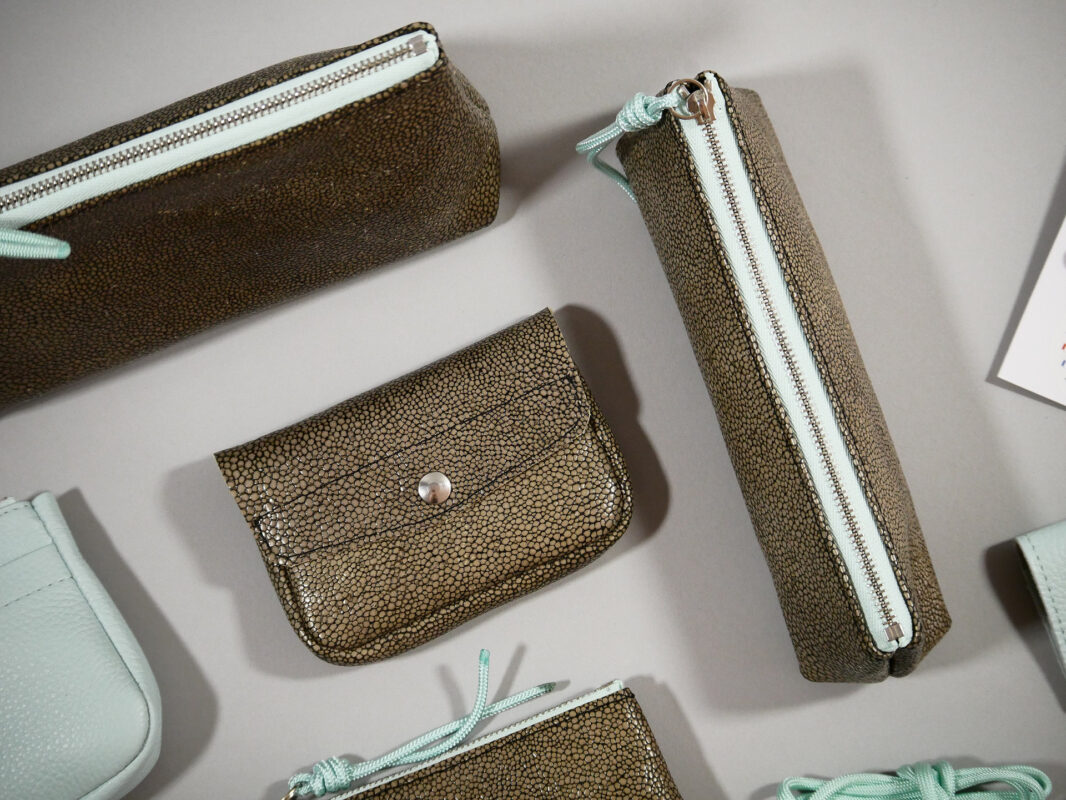 porte monnaie clutch en croute de cuir gris façon galuchat fermé par rabat et pression métallique et coordonné aux accessoires collection intemporels et capsule