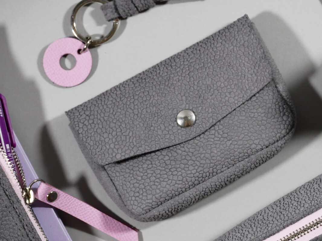 porte monnaie clutch en croute de cuir grainé gris clair fermé par rabat et pression métallique collection intemporels