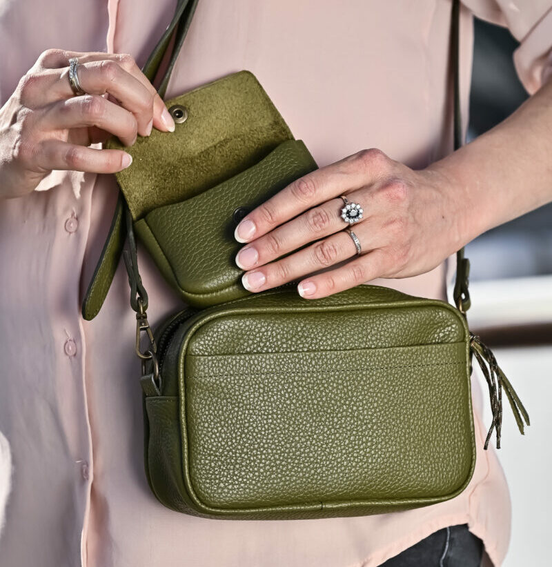 porte monnaie clutch kaki présenté par mannequin avec le sac à main camera case collection intemporels