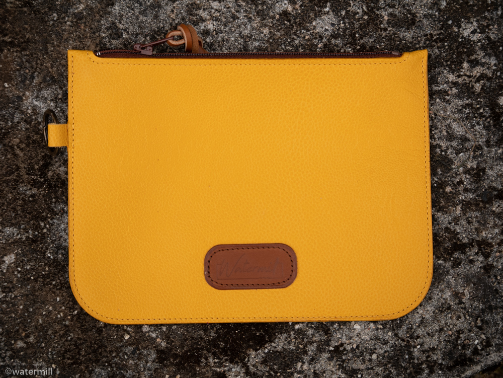 pochette en cuir grainé jaune soleil avec anneau métallique extérieur