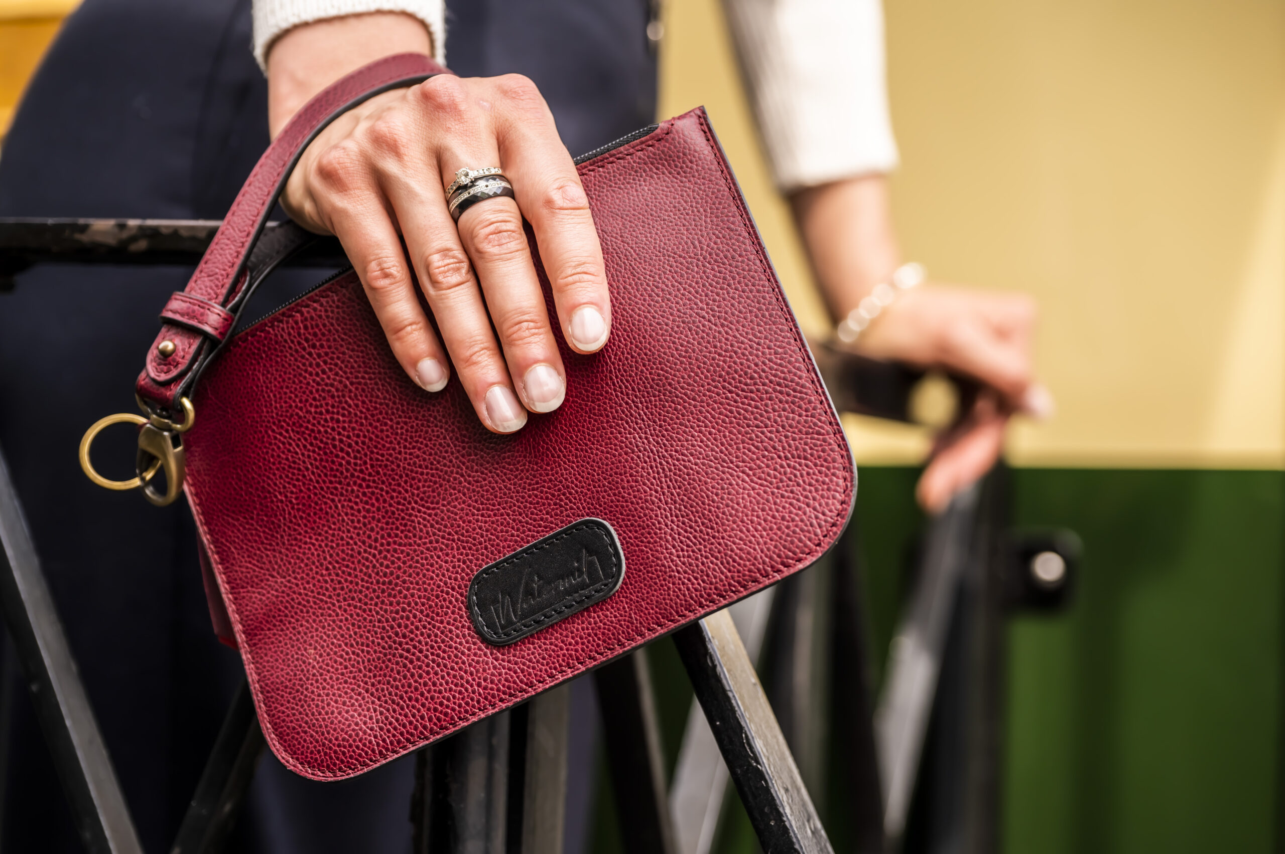 pochette en cuir grainé bordeau avec anneau métallique extérieur