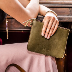 pochette en cuir grainé bronze avec anneau metal extérieur