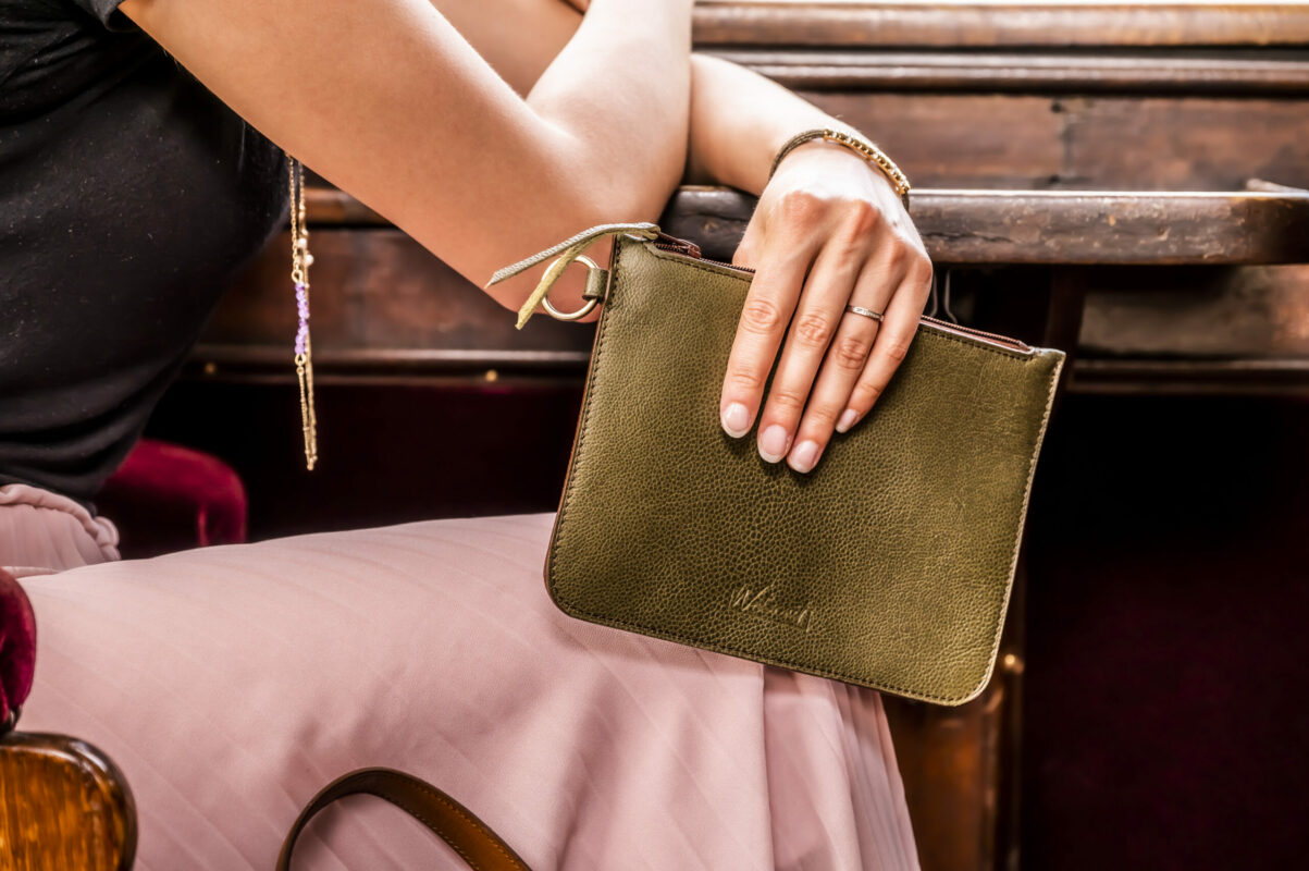 pochette en cuir grainé bronze avec anneau metal extérieur
