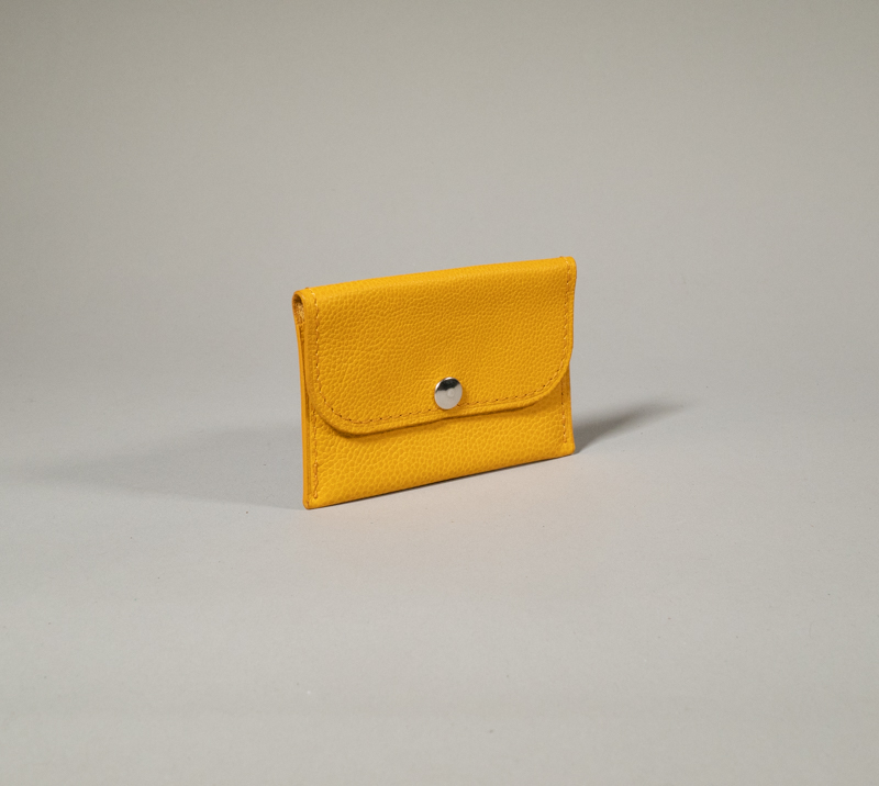 porte cartes en cuir grainé jaune soleil fermé par pression métallique collection intemporels