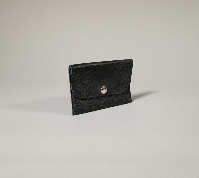 porte cartes en cuir grainé noir fermé par pression métallique collection intemporels