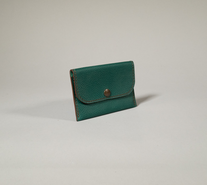 porte cartes en cuir grainé vert émeraude fermé par pression métallique collection intemporels