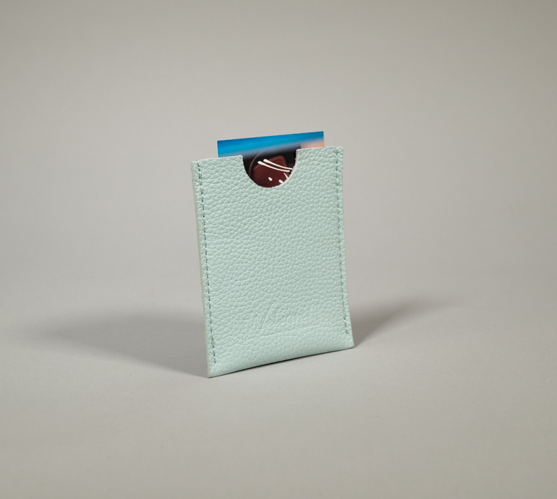 porte carte en cuir cyan, minimaliste, à encoche collection intemporels