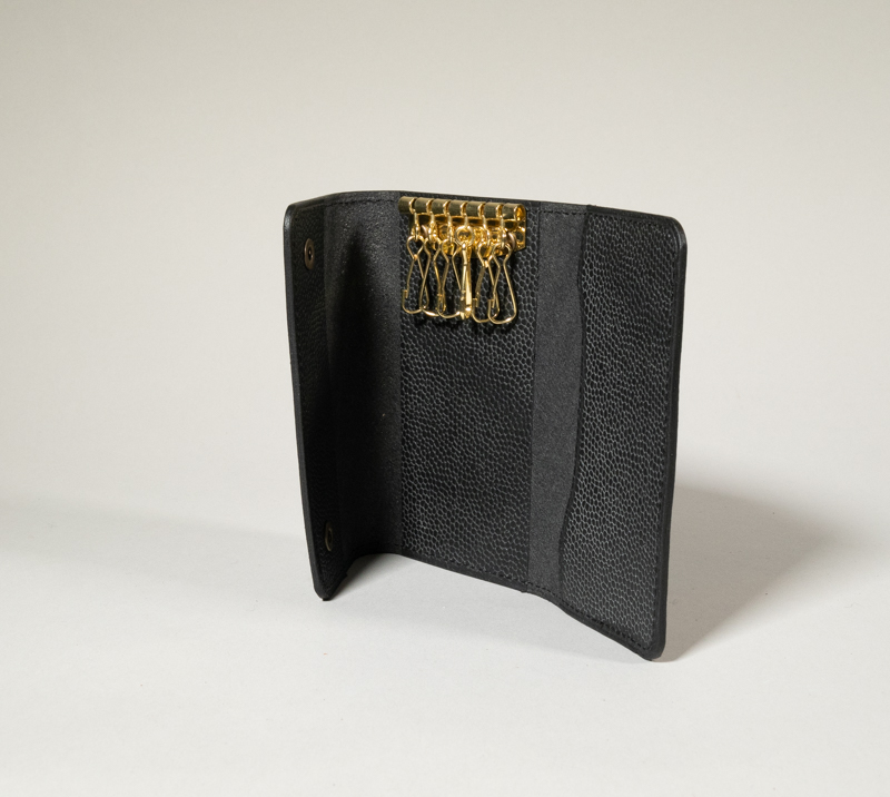 Porte-clés cuir grainé noir avec crochets métalliques dorés pour suspendre et organiser les clefs