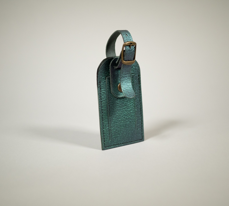 Porte étiquette de bagage en cuir grainé vert cactus avec fermeture par pression et boucle en laiton vieilli.