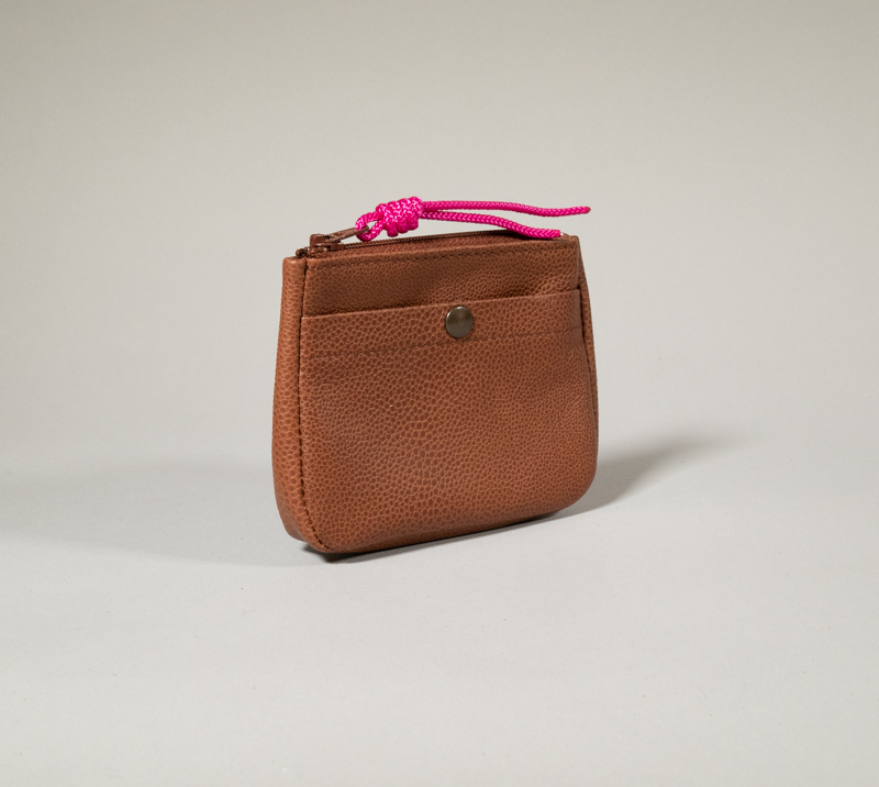 porte monnaie en cuir noisette grainé, zippé et compartiment cartes à l'avant fermé par pression métallique, volume donné par un soufflet