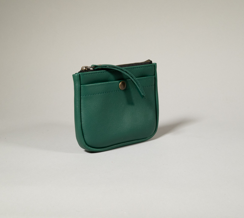 porte monnaie en cuir vert sapin, zippé et compartiment cartes à l'avant fermé par pression métallique, volume donné par un soufflet