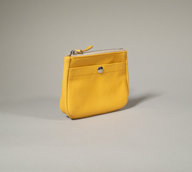 porte monnaie en cuir jaune soleil, zippé et compartiment cartes à l'avant fermé par pression métallique, volume donné par un soufflet