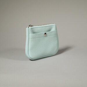 porte monnaie en cuir couleur bleu cyan pastel, zippé et compartiment cartes à l'avant fermé par pression métallique, volume donné par un soufflet