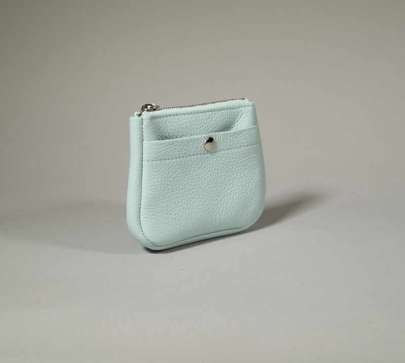 porte monnaie en cuir couleur bleu cyan pastel, zippé et compartiment cartes à l'avant fermé par pression métallique, volume donné par un soufflet