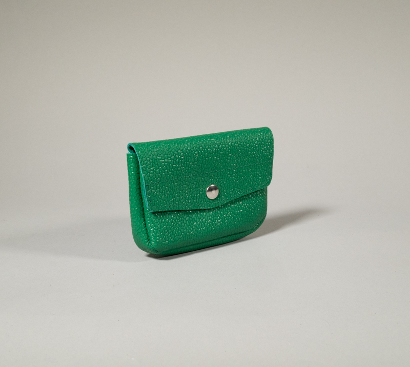 porte monnaie clutch en cuir grainé souple vert émeraude fermé par rabat et pression métallique collection intemporels