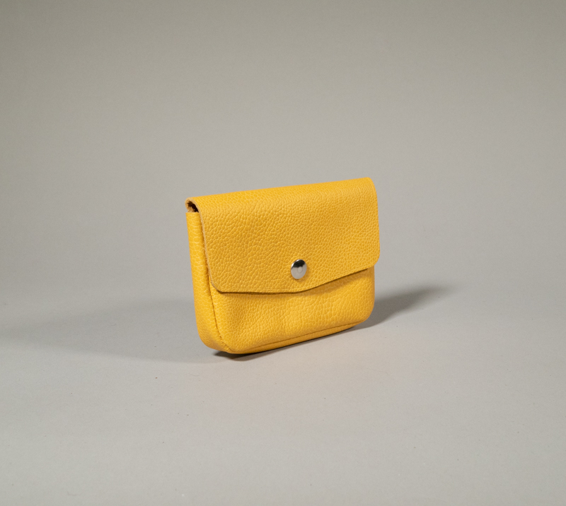 porte monnaie clutch en cuir grainé jaune soleil fermé par rabat et pression métallique collection intemporels