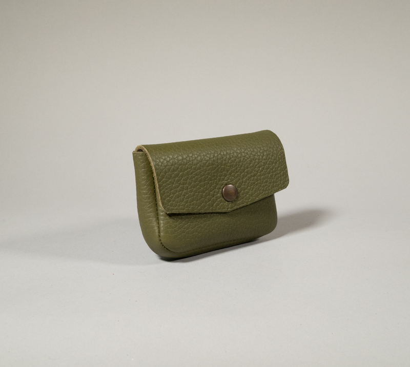 porte monnaie clutch en cuir grainé kaki fermé par rabat et pression métallique collection intemporels