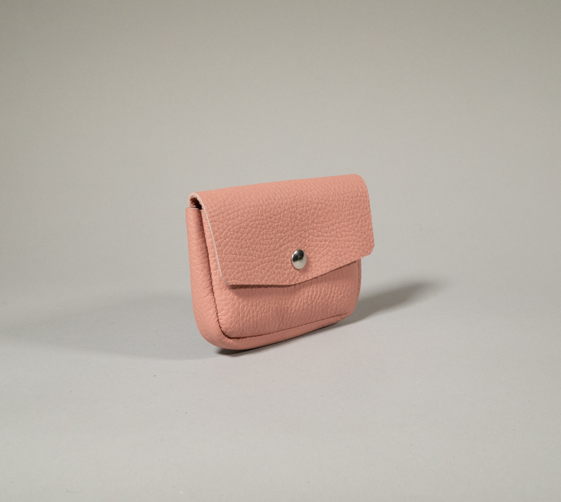 porte monnaie clutch en cuir grainé rose poudré fermé par rabat et pression métallique collection intemporels