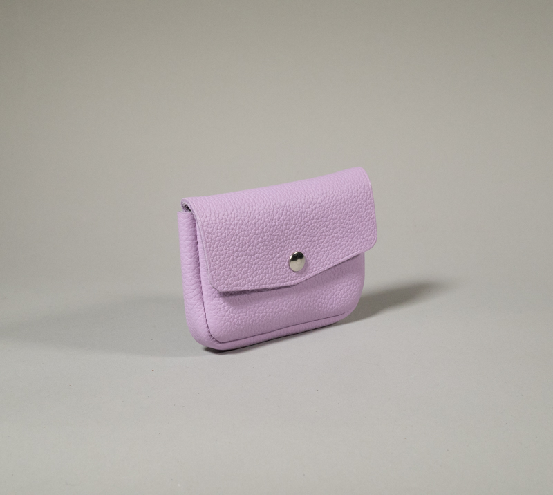 porte monnaie clutch en cuir grainé parme fermé par rabat et pression métallique collection intemporels