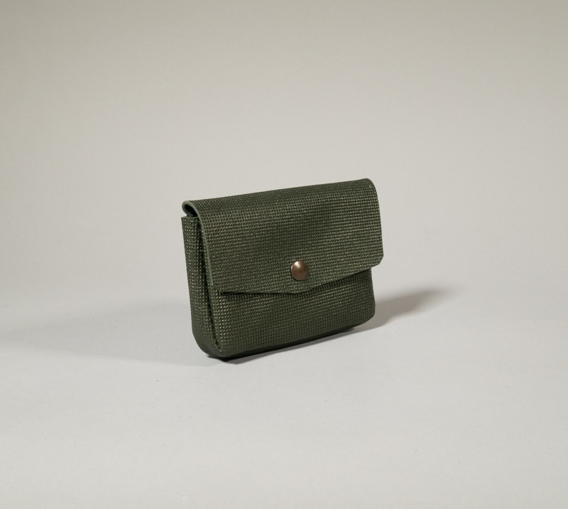 porte monnaie clutch en cuir grainé kaki effet graphique fermé par rabat et pression métallique collection intemporels
