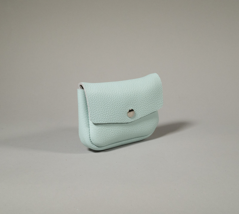 porte monnaie clutch en cuir grainé bleu cyan fermé par rabat et pression métallique collection intemporels