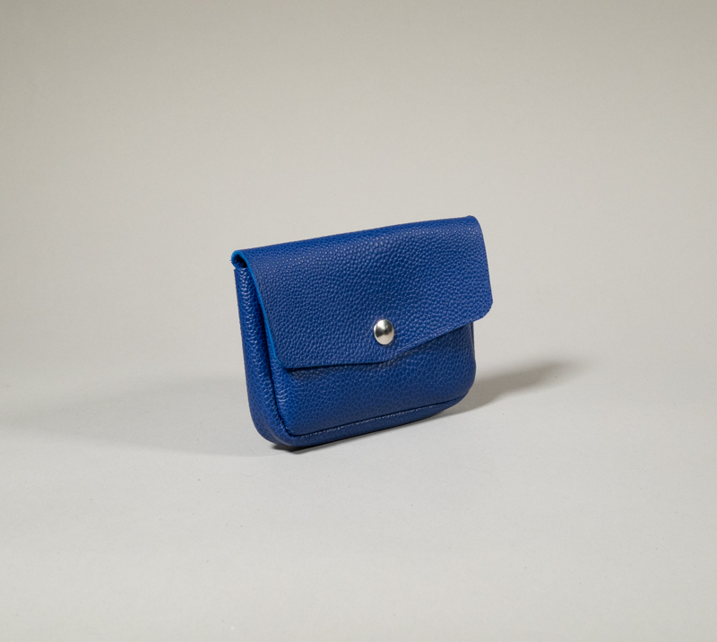 porte monnaie clutch en cuir grainé bleu roi fermé par rabat et pression métallique collection intemporels