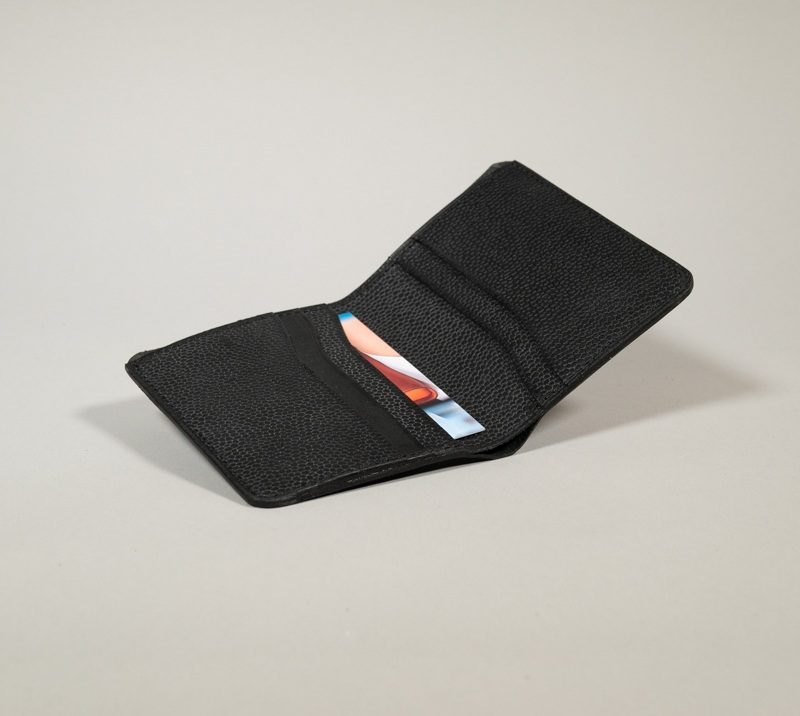 Portefeuille billfold ouvert avec 5 compartiments de carte et emplacement billets en cuir noir grainé